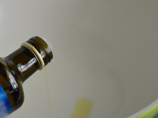 4、培根炒饭,锅里倒入油预热