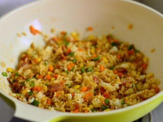 11、培根炒饭,加入酱油炒匀