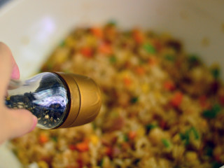 12、培根炒饭,出锅前调入少许胡椒粉和盐即可