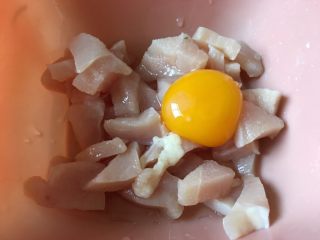 2、干锅鸡肉烩,将鸡胸肉解冻，解冻肉类食物最好选择冰箱冷藏解冻法，就是提前一天或半天将冷冻食品拿到冷藏室，解冻好的鸡肉清洗干净切小块，放一勺盐，在打一个鸡蛋到碗里搅拌均匀后腌制30分钟