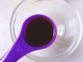 3、干锅鸡肉烩,准备一个碗，放入一勺生抽