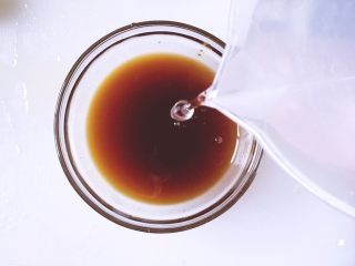 4、干锅鸡肉烩,放入一勺料酒，半勺蚝油，一勺白糖，一勺鸡精，一碗水搅拌均匀