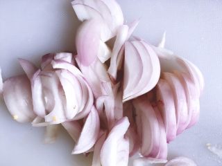 7、干锅鸡肉烩,将洋葱剥去皮洗净切成小块