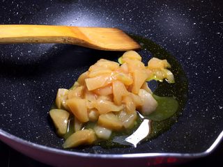 8、干锅鸡肉烩,锅里放油，腌制好的鸡胸肉凉油下锅翻炒，然后捞出锅里再放入适量油，油烧热，鸡肉放入翻炒后装碗