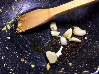 9、干锅鸡肉烩,锅里放油花椒粒炒香，大蒜爆香