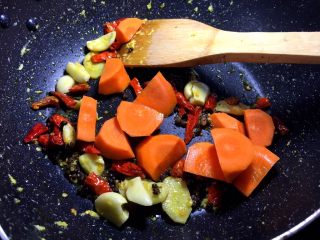 11、干锅鸡肉烩,将胡萝卜去皮洗净切块放入锅中