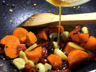 12、干锅鸡肉烩,将刚刚调好的酱汁倒入锅中