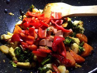 16、干锅鸡肉烩,将火腿肠切丁放入火腿肠和红辣椒