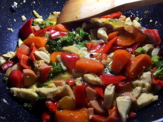 17、干锅鸡肉烩,加小半碗水，闷5分钟大火收汁