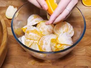 1、香橙果酱,橙子剥皮，把果肉切成几块