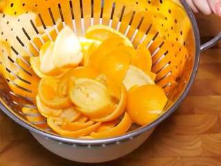 2、香橙果酱,烧一锅水，放入橙子皮，水开后煮2分钟，捞出冷却沥干