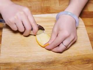 3、香橙果酱,用勺子把橙子皮内瓤刮下来