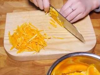 4、香橙果酱,把橙子皮切成细丝