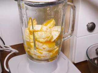 5、香橙果酱,把果肉放入果汁机，放入清水，打成果浆