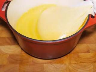 6、香橙果酱,把果浆过滤，分离果渣和果汁，把袋子和果汁一起倒入锅里