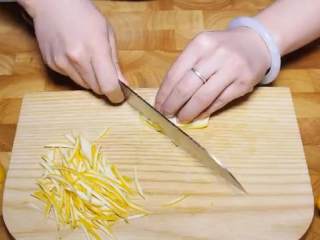 7、香橙果酱,把柠檬去皮，切成细丝，果肉切成凉拌