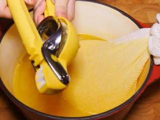 8、香橙果酱,挤出柠檬汁混合在果汁里