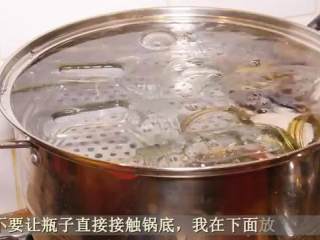 11、香橙果酱,把装果酱的瓶子放入锅子中，小火煮15分钟