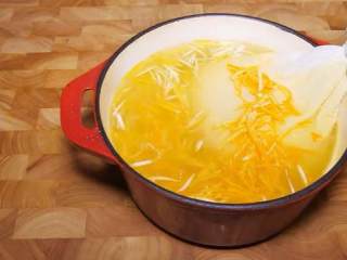 9、香橙果酱,把橙皮丝和柠檬皮丝放入锅里，加入清水，煮开转小火煮1小时
