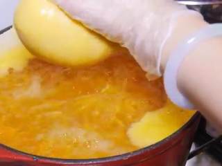 10、香橙果酱,加入细砂糖搅拌，把袋子里的果胶挤出来，开大火煮半小时