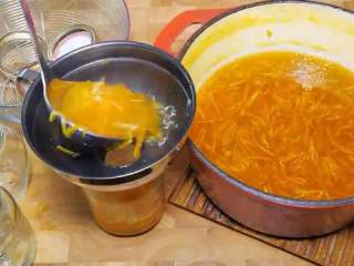 12、香橙果酱,用勺子把果酱装进瓶子里，盖上盖子拧紧