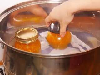 13、香橙果酱,烧一锅水，铺上毛巾，放入果酱瓶，倒入开水没过瓶口，水开后中火煮15分钟