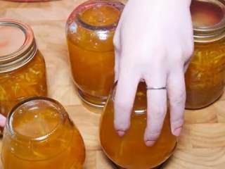 14、香橙果酱,捞出晾凉，把瓶子倒过来，等冷却后再正过来