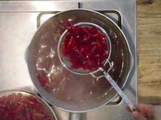 5、川香辣子鸡,捞出之前倒入热水锅中的辣椒