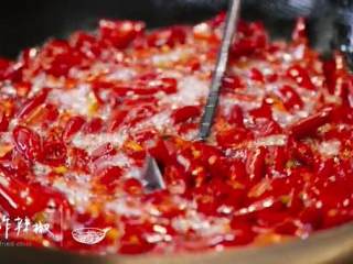7、川香辣子鸡,将辣椒倒入油锅，搅拌，炸好后捞出沥油