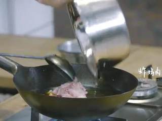 8、川香辣子鸡,将调味好的鸡肉块倒入油锅中，翻炒