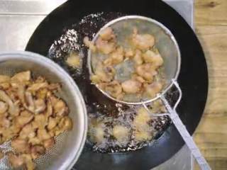9、川香辣子鸡,待鸡肉表皮炸脆后捞出