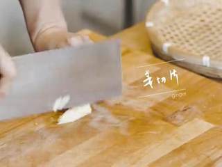 10、川香辣子鸡,姜切片，待油温升高，将鸡肉块再次倒入油锅炸