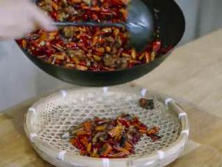 14、川香辣子鸡,捞出摆盘，完成。