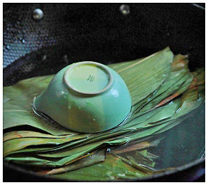 1、瑶柱酱肉粽,粽叶放入开水中烫软，捞出后用清水洗净备用