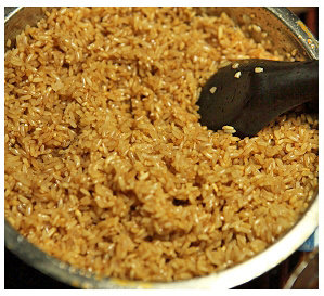 3、瑶柱酱肉粽,糯米用清水泡3-4小时后捞出洗净控干水份，加适量老抽，盐巴、橄榄油搅拌均匀备用