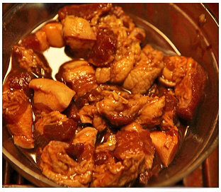 4、瑶柱酱肉粽,猪肉洗净切大丁（大小自己随意），用料酒、酱油、盐巴、五香粉提前腌制一个晚上备用