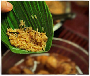 6、瑶柱酱肉粽,处理好的叶子卷成漏斗状，加少许糯米