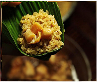 8、瑶柱酱肉粽,再盖上一层糯米，将适量瑶柱放入中间