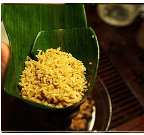 10、瑶柱酱肉粽,将粽叶往一个方向叠去，完全包裹糯米