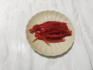 2、百变鸡蛋+姜汁花红柳绿,彩椒洗干净切成丝备用!
