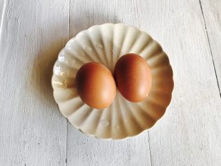 3、百变鸡蛋+姜汁花红柳绿,鸡蛋2个打散备用!