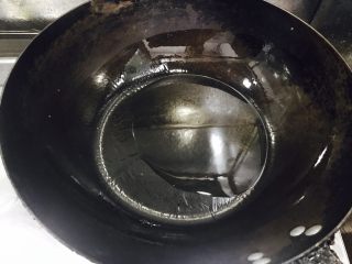 6、百变鸡蛋+姜汁花红柳绿,炒锅烧热放入适量的食用油。