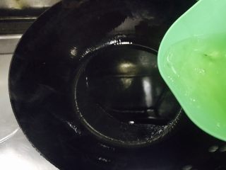 7、百变鸡蛋+姜汁花红柳绿,把打散的蛋液全部倒入炒锅内!