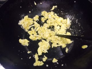 8、百变鸡蛋+姜汁花红柳绿,用筷子把蛋液迅速打散!