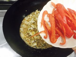 11、百变鸡蛋+姜汁花红柳绿,再把彩椒丝放入炒锅里?