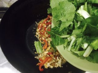 13、百变鸡蛋+姜汁花红柳绿,接着再把小白菜倒入炒锅里!