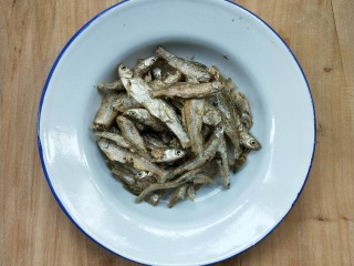 1、香辣下饭菜～客家小炒鱼干,家乡特色小鱼干。