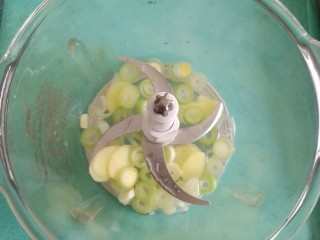 3、芋饺,绞肉馅之前先绞一些葱姜水