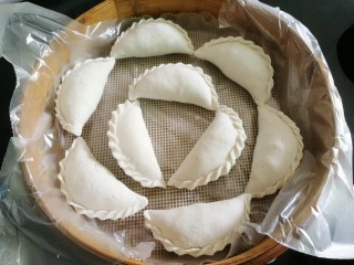 25、芋饺,包好的芋饺手拉手啦