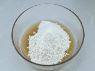 4、广式蛋黄莲蓉月饼,先加入一半的面粉